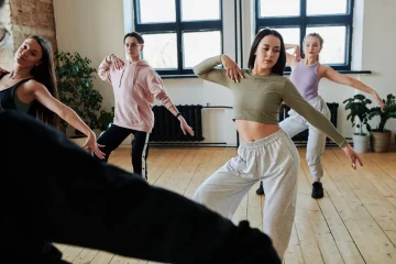Una revisión científica muestra que al practicar danza creativa se mejora significativamente la morfología del cuerpo, reduciendo grasa y cintura